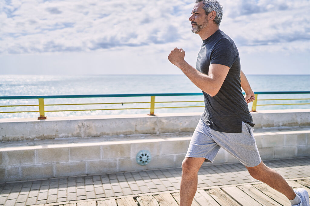 Ein Mann joggt am Strand