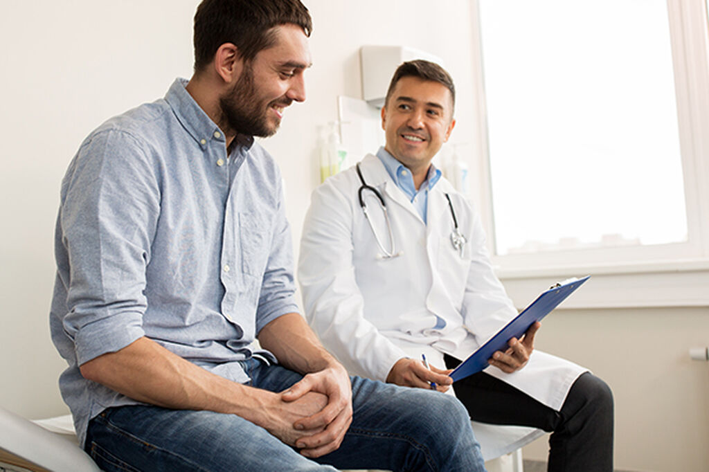 Ein Mann und sein Arzt besprechen die Diagnose