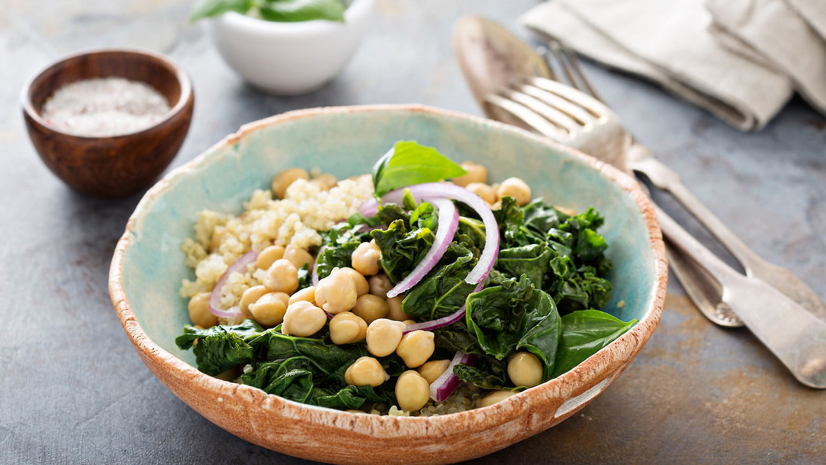Kichererbsen-Quinoa-Bowl mit Spinat - ideal für die Wechseljahre
